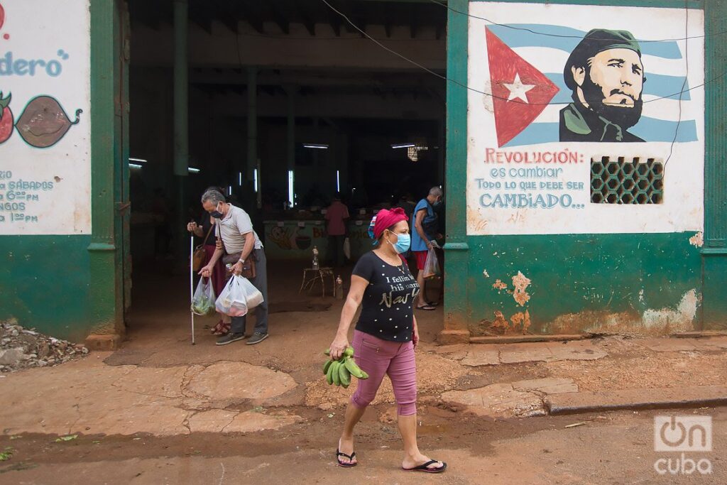 Personas a la salida de un mercado agropecuario de La Habana, durante las jornadas finales de 2021. Foto: Otmaro Rodríguez.