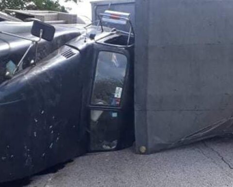 Camión accidentado en la provincia cubana de Camagüey. Foto: ACN.