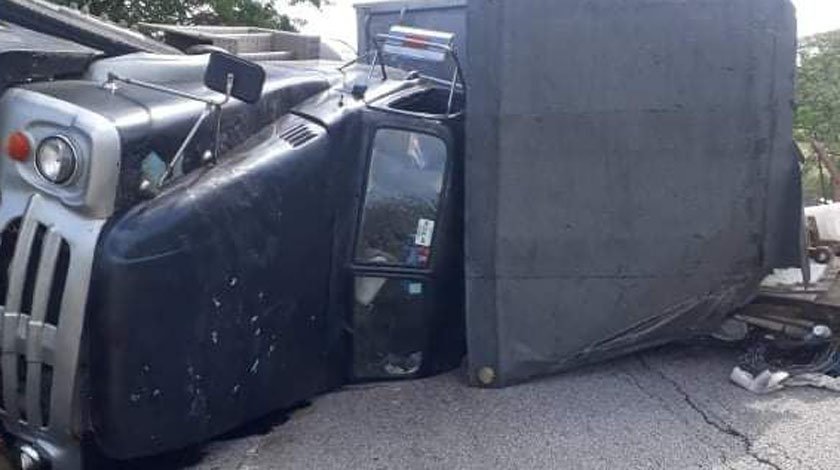 Camión accidentado en la provincia cubana de Camagüey. Foto: ACN.