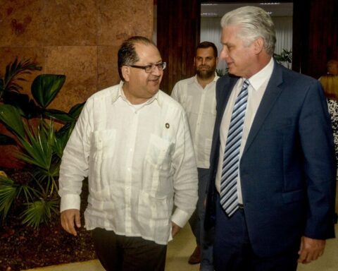 El presidente cubano, Miguel Díaz-Canel (d), junto al director regional del PNUD para América Latina y el Caribe, Luis Felipe López-Calva. Foto: Foto: Estudio Revolución / ACN.