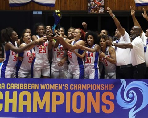 El equipo de Cuba celebra su triunfo en el torneo del Caribe de baloncesto femenino. Foto: Roberto Morejón / Jit.