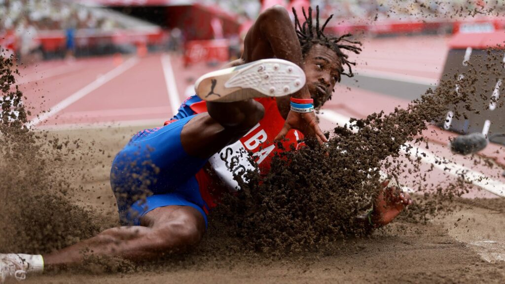 Imagen de archivo del cubano Maykel Massó en la final del salto de longitud de los Juegos Olímpicos de Tokio. Foto: Kai Pfaffenbach / Reuters / Archivo.