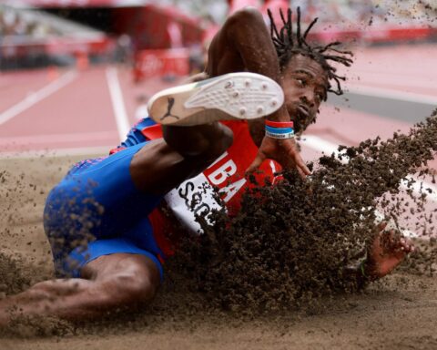 Imagen de archivo del cubano Maykel Massó en la final del salto de longitud de los Juegos Olímpicos de Tokio. Foto: Kai Pfaffenbach / Reuters / Archivo.