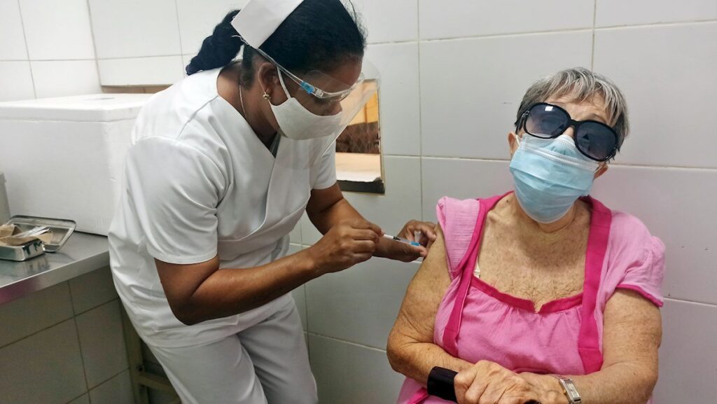 Una enfermera aplica una dosis de una vacuna anticovid a una anciana en Cuba. Foto: Ernesto Mastrascusa / EFE / Archivo.