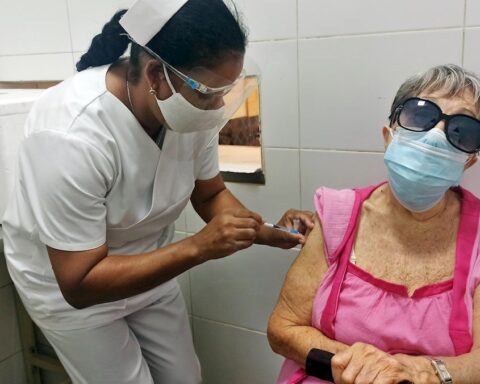Una enfermera aplica una dosis de una vacuna anticovid a una anciana en Cuba. Foto: Ernesto Mastrascusa / EFE / Archivo.