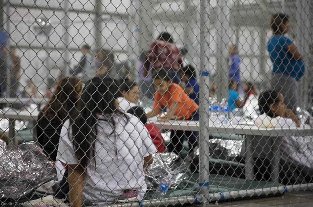 Centro de detención en McAllen, Texas. Foto: U.S. Customs and Border Protection. Tomada de Columbia Political Review.