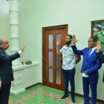 Danilo Medina swears in the former candidate for deputy of the FP, Emilio Carrera