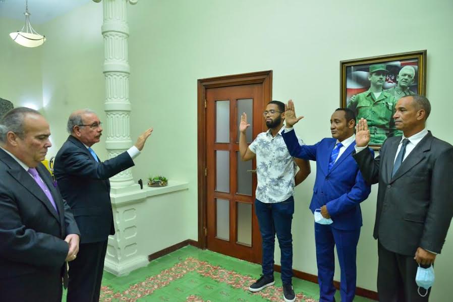 Danilo Medina swears in the former candidate for deputy of the FP, Emilio Carrera