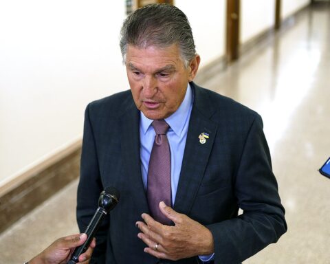 Manchin habla a la prensa tras el acuerdo con el líder demócrata del senado.