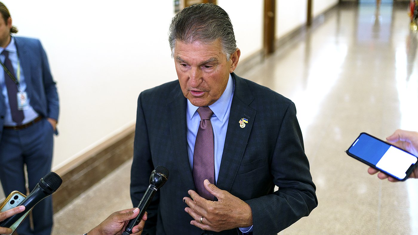 Manchin habla a la prensa tras el acuerdo con el líder demócrata del senado.