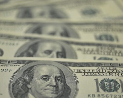 Dollar drops to R$ 5.40, but has the biggest weekly increase in a month