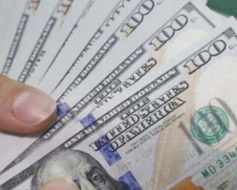 Dollar registers slight decline and remains at 4,300 pesos