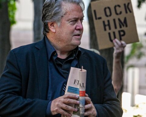 El exasesor de Donald Trump, Steve Bannon, se aproxima al exterior del tribunal que ventiló su acusación de desacato al Congreso. Foto: New York Times.