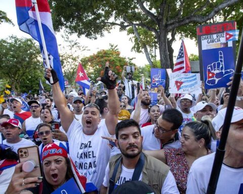 Dozens of Cuban expatriates protest in front of the embassy in Washington for 11J