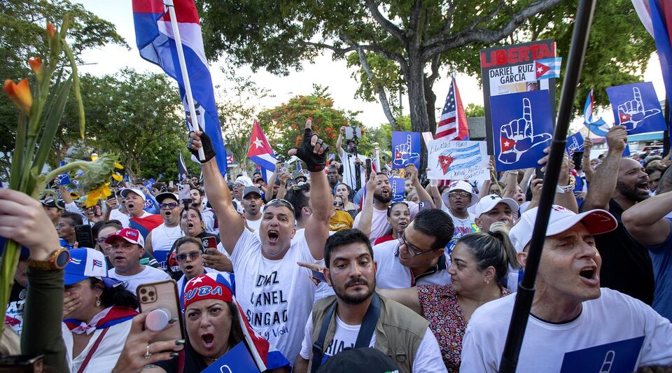 Dozens of Cuban expatriates protest in front of the embassy in Washington for 11J