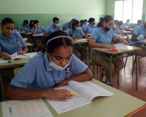 The Ministry of Education began this Tuesday the first call for the National Tests corresponding to the current school year in more than 2,000 educational centers, with the participation of 104,000 secondary school students.  In the graph, students from the United States High School concentrated on filling out the Spanish language evaluation form.  Jorge gonzalez
