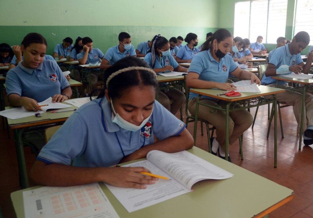 The Ministry of Education began this Tuesday the first call for the National Tests corresponding to the current school year in more than 2,000 educational centers, with the participation of 104,000 secondary school students.  In the graph, students from the United States High School concentrated on filling out the Spanish language evaluation form.  Jorge gonzalez