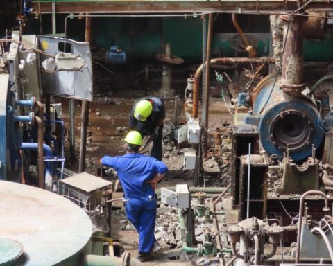 Trabajadores de la Unión Eléctrica trabajan en la Termoeléctrica de Mariel. Foto: Unión Eléctrica.