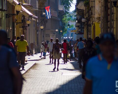 Personas caminan bajo el sol en la calle Obispo, en La Habana. Foto: Otmaro Rodríguez.