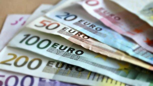 Euro falls after US inflation data