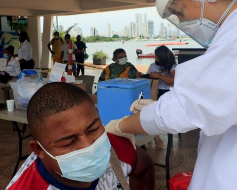 Un hombre recibe una dosis de la vacuna contra la COVID-19 en Cartagena, Colombia. Foto: Ricardo Maldonado Rozo/ EFE / Archivo.