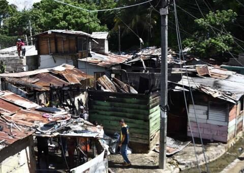 Fire leaves a child dead and an adult injured in Santiago