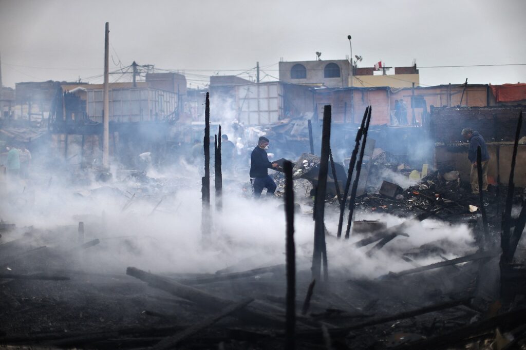 Five dead and six injured in Lima due to fire in pyrotechnics warehouse