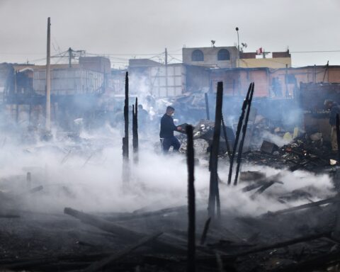 Five dead and six injured in Lima due to fire in pyrotechnics warehouse