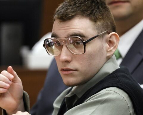Nikolas Cruz, el acusado, atiende el lunes el juicio en su contra en Florida.