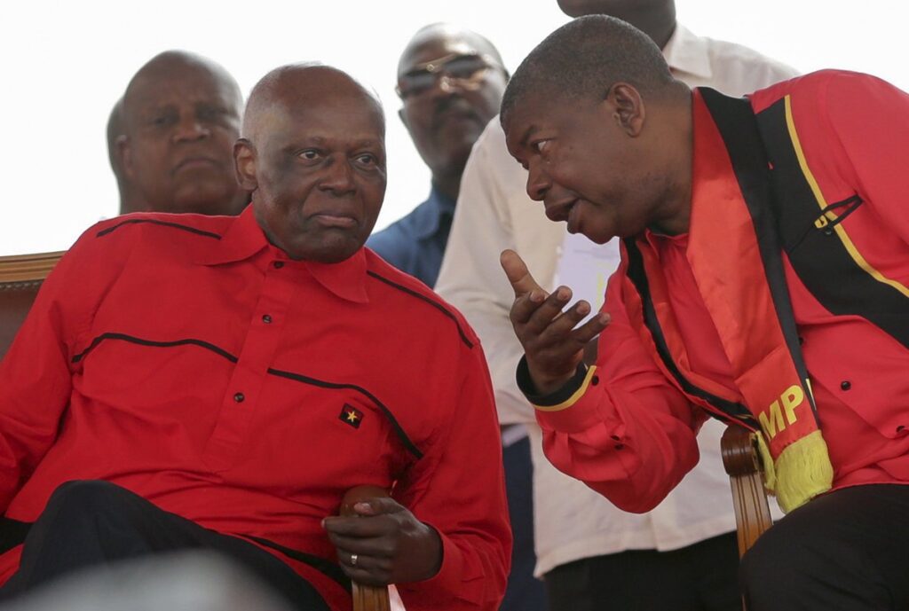 Jose Eduardo dos Santos escucha al entonces Ministro de Defensa y candidato presidencial  Joâo Lourenço (R), en agosto de 2017. Foto: MANUEL DE ALMEIDA/EFE/EPA.