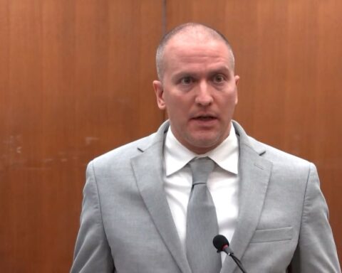 El ex agente Derek Chauvin en el juicio de hoy jueves. Foto: CNN.