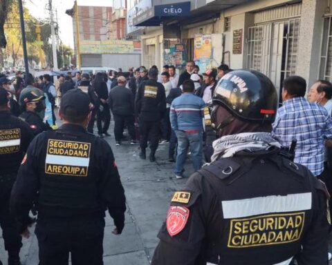 Former students of Independencia exceed themselves and calmly remove them from the streets (VIDEO)