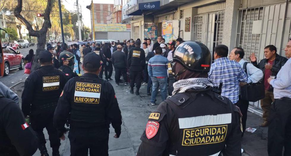 Former students of Independencia exceed themselves and calmly remove them from the streets (VIDEO)