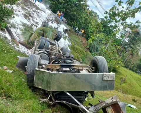 Four deceased people left an accident on the Medellín - Bogotá road