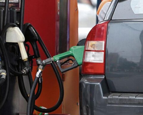 Fuel reference prices fall 6.68% and "should be reflected" in the country, says Opecu