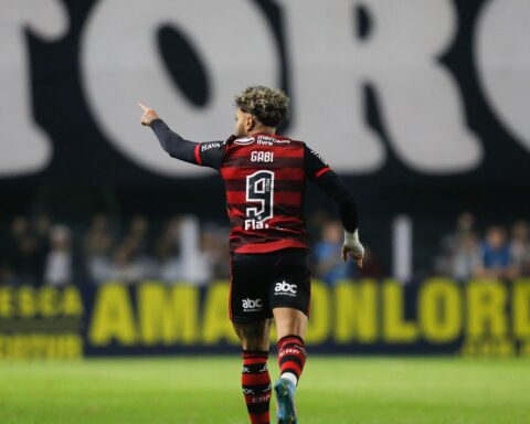 Gabriel decides and Flamengo defeats Santos in Vila Belmiro