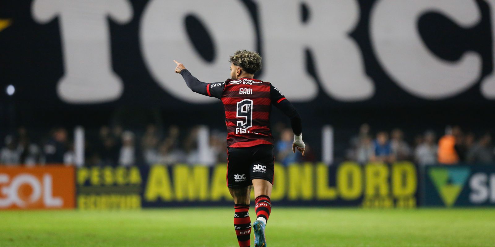 Gabriel decides and Flamengo defeats Santos in Vila Belmiro