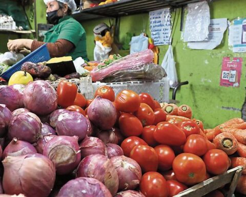 Galloping inflation, mistrust and uncertainty hit Peruvians