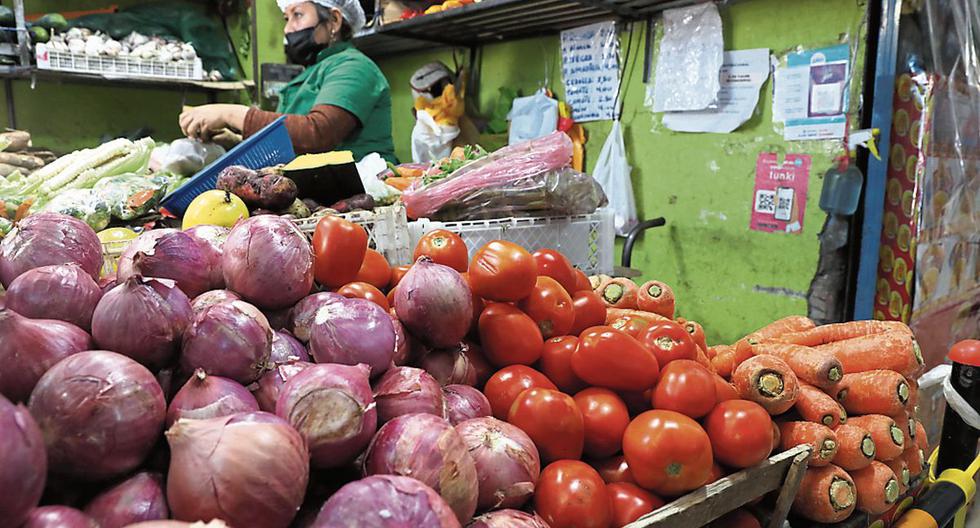 Galloping inflation, mistrust and uncertainty hit Peruvians