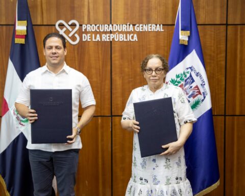 Germán Brito signs agreement that transfers MIVHED construction of prison centers