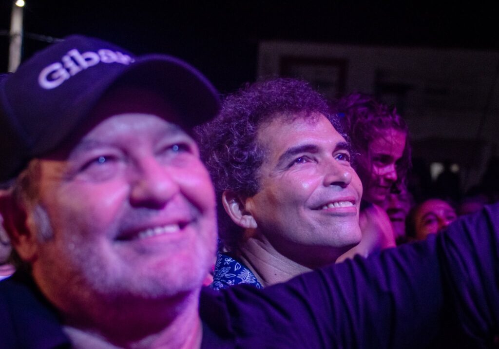 Los actores cubanos Jorge Perugorría y Vladimir Cruz, durante un concierto en el Festival Internacional de Gibara. Foto: Kaloian / Archivo.