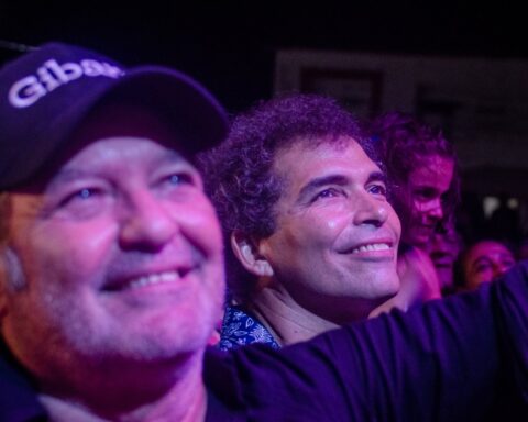 Los actores cubanos Jorge Perugorría y Vladimir Cruz, durante un concierto en el Festival Internacional de Gibara. Foto: Kaloian / Archivo.