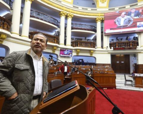 González says that "Congress must take action now" so that Castillo leaves the presidency