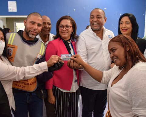 Government delivers 700 Motoben cards to SDO motorcycle taxi drivers