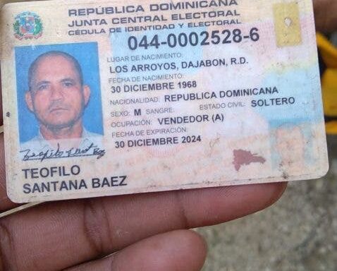 The identity card of the Dominican merchant Teófilo Santana Báez allegedly kidnapped by a group of Haitians in Tiroli demanding the return of money confiscated from several Haitians.