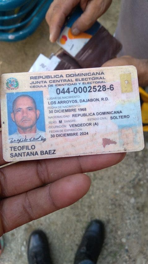 The identity card of the Dominican merchant Teófilo Santana Báez allegedly kidnapped by a group of Haitians in Tiroli demanding the return of money confiscated from several Haitians.
