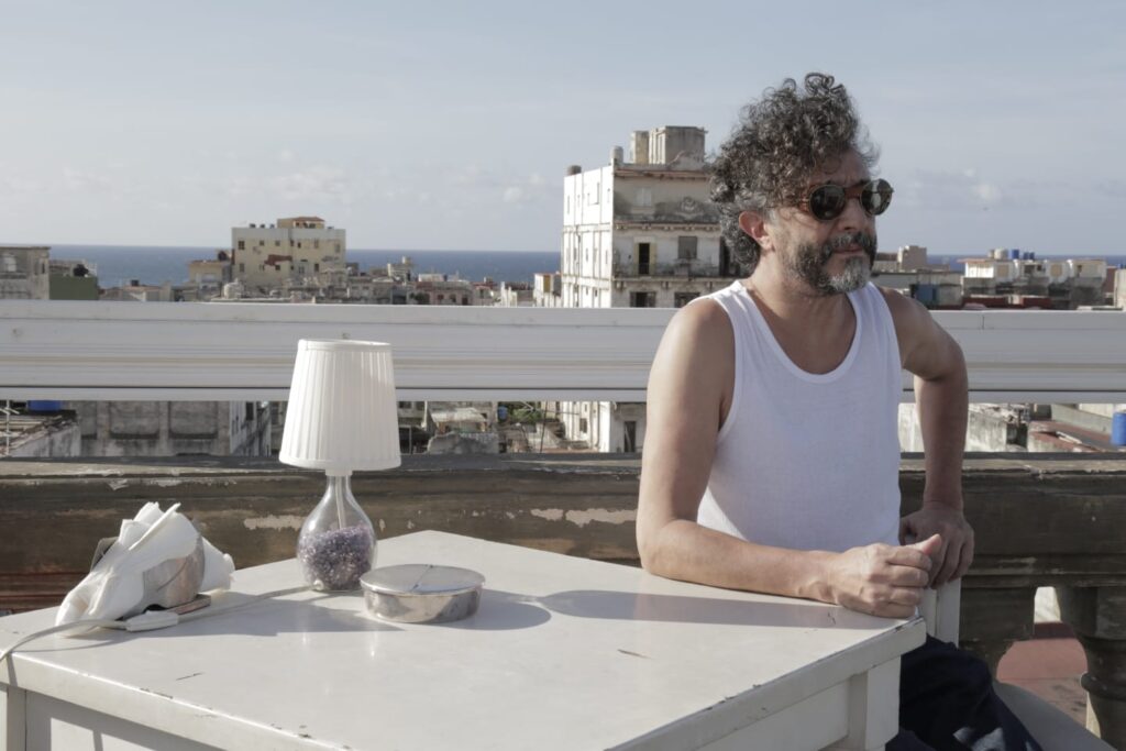 Fito Páez con La Habana al fondo. Restaurante La Guarida, 2022. (Todas las fotos fueron aportadas por los productores del documental)