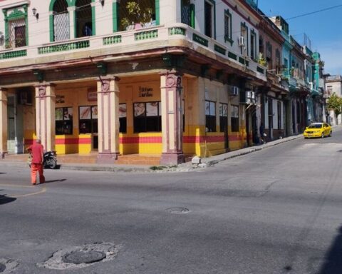 Havana, dead city with "more police than people on the street" and no queues