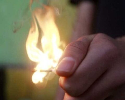 Le roció gasolina y prendió fuego a mujer luego de salir de un hotel