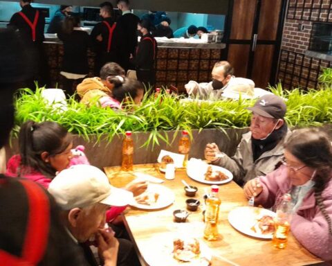 Huancayo police give a banquet with grilled chicken to 210 low-income people